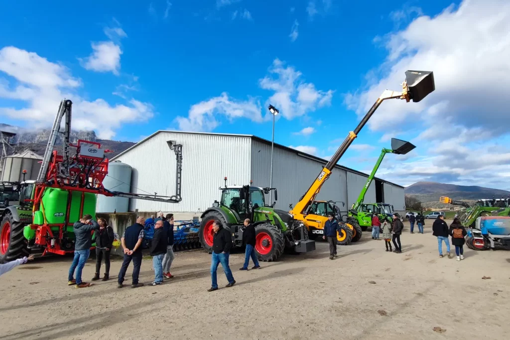 Tractors i màquines agrícoles davant la nau de l’Agrari.