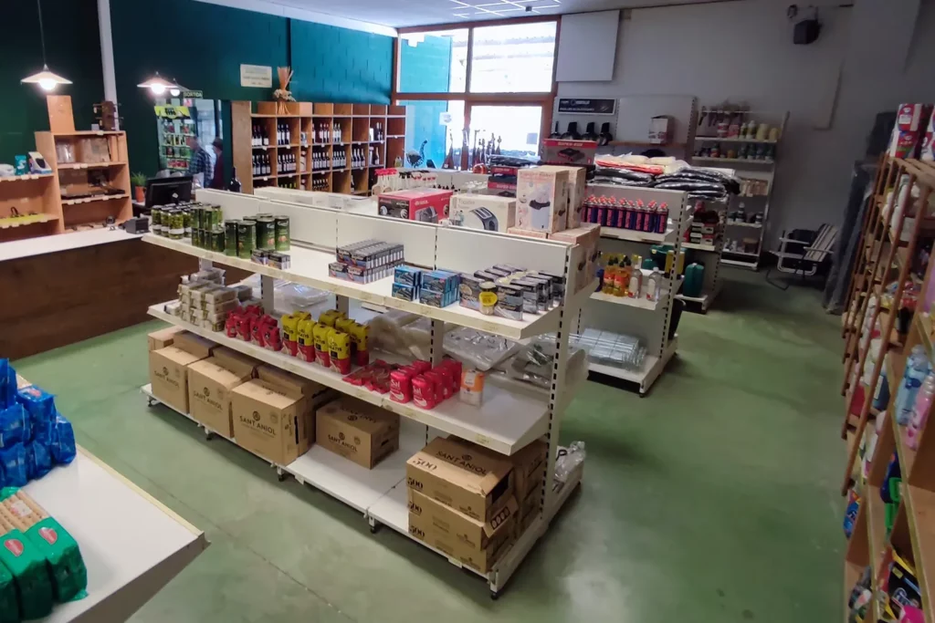 Interior de la botiga Agrari Verntallat amb prestatgeries de productes locals i agrícoles.