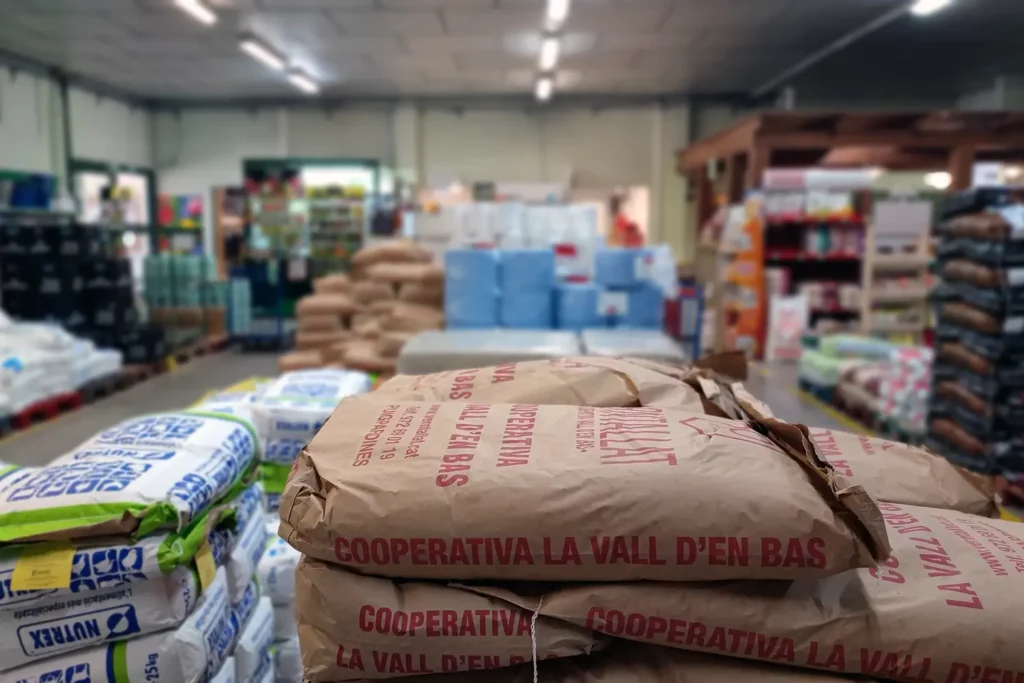 Sacs amb el logotip de la Cooperativa Verntallat a la zona de magatzem.