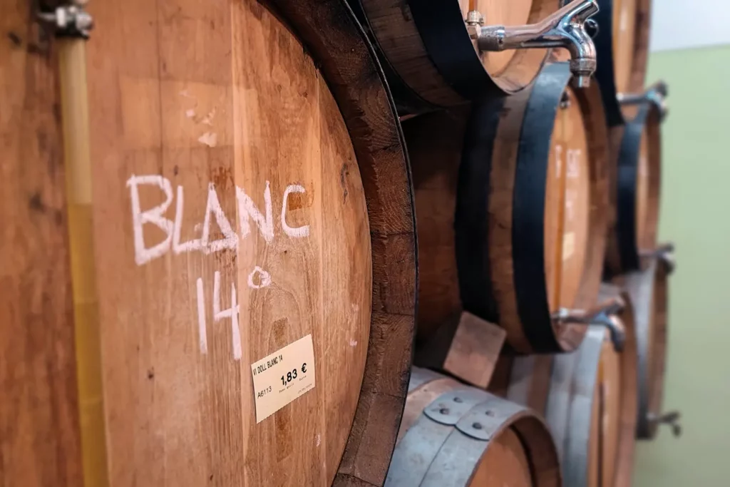 Primer pla d’un barril de vi blanc etiquetat amb 14 graus.