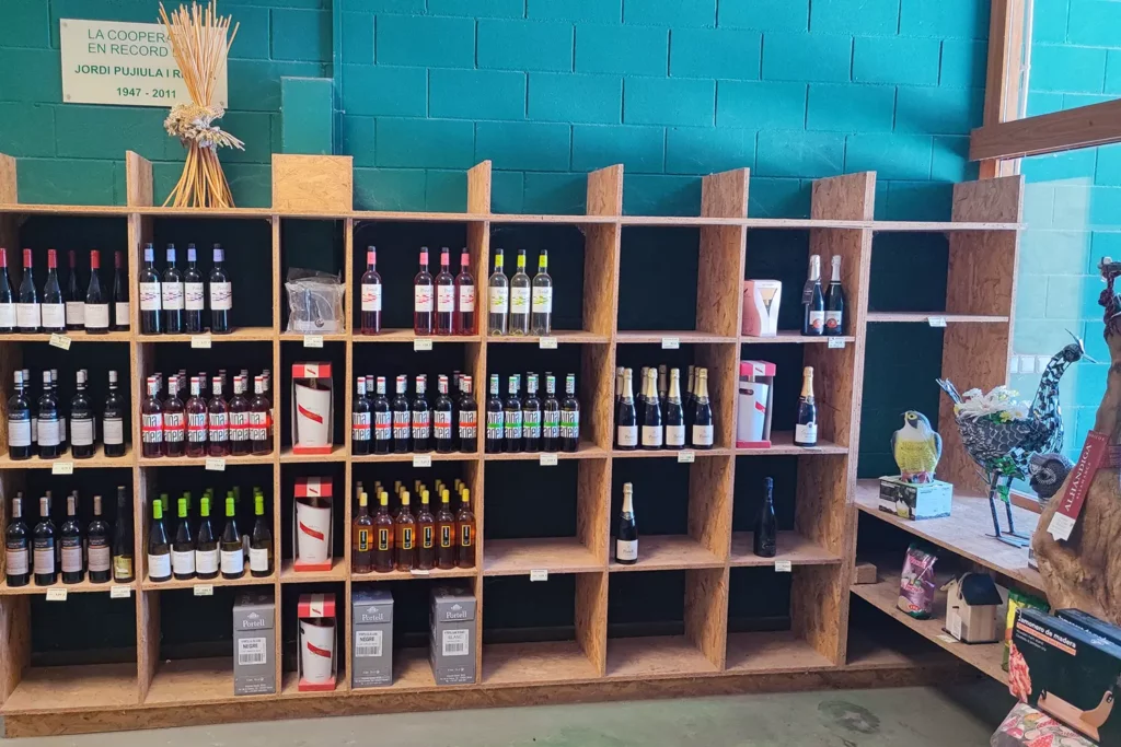 Expositor de vins, licors i productes envasats a la botiga de la Cooperativa Verntallat.