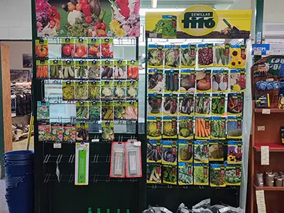Expositor amb sobres de llavors de verdures i flors, productes per a l’agricultura i fitosanitaris a la Cooperativa Verntallat.