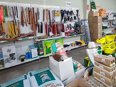 Expositor amb eines de ramaderia, sacs de productes per al reg i control de plagues a l’Agrari Verntallat.