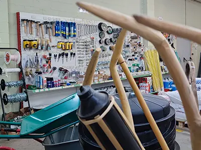 Zona de venda de maquinària agrícola i eines de jardineria: aixades, carretons, talladores i accessoris diversos.