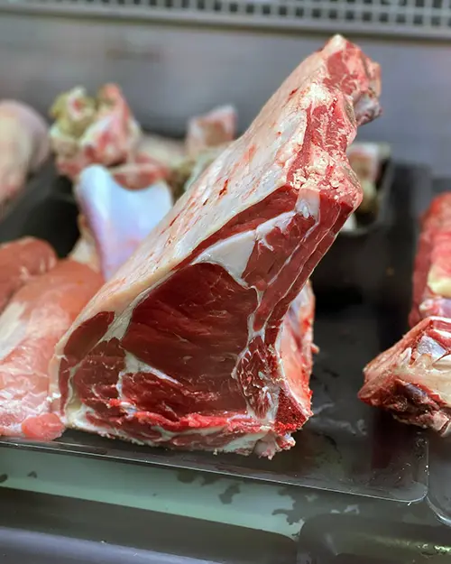 Peça de vedella Angus amb os exposada al taulell de la carnisseria Verntallat, destacant-ne la qualitat i maduració.