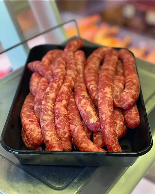 Safata amb botifarres fresques elaborades artesanalment a la carnisseria Verntallat, a punt per a la venda.
