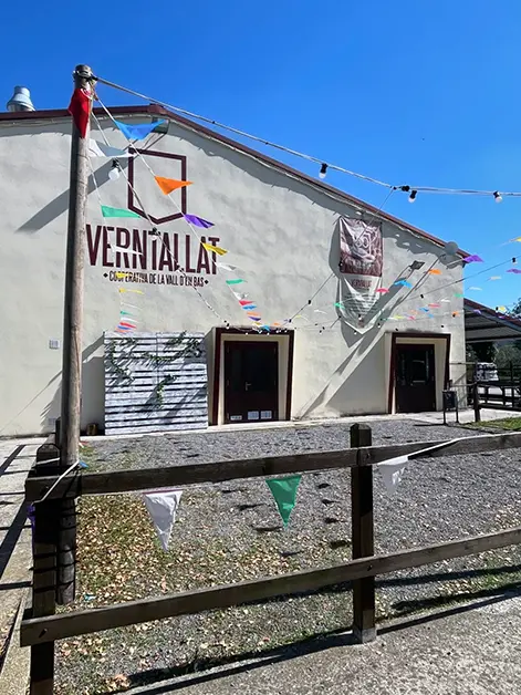 Façana principal de la Sala Verntallat decorada amb banderoles per a una festa o esdeveniment.