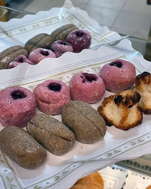 Panellets artesans de sabors diferents, presentats en safata: de nabius, ametlla i coco.