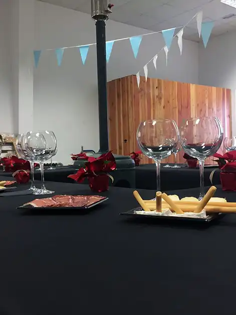 Detall d’una taula preparada amb copes, embotits i aperitius per a un esdeveniment a la Sala Verntallat.